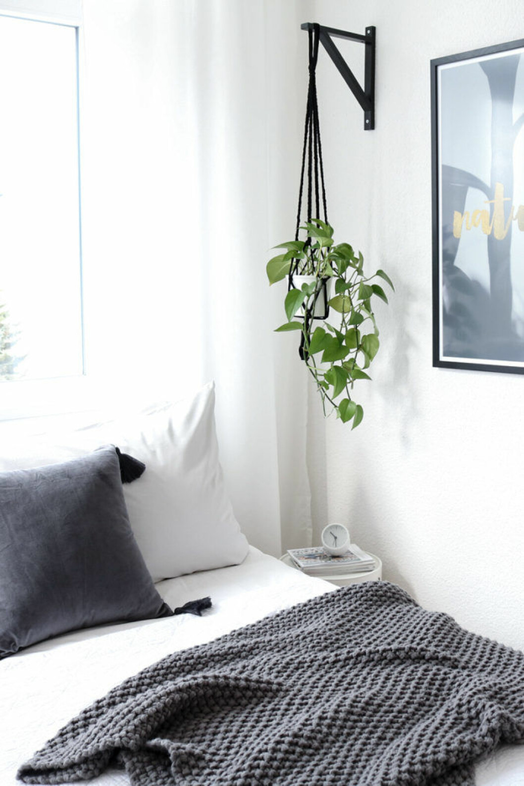En gammal burk kan bli en kruka och en krok går att skapa av en mängd olika överblivna prylar i hemmet. Foto: <a href="https://www.elledecoration.se/varens-finaste-ikeahacks/" target="_blank" rel="noopener">Pretty Nice</a> Återbruka och prova på DIY-trenden – du behöver inte vara händig för att göra det här Ikea hacket