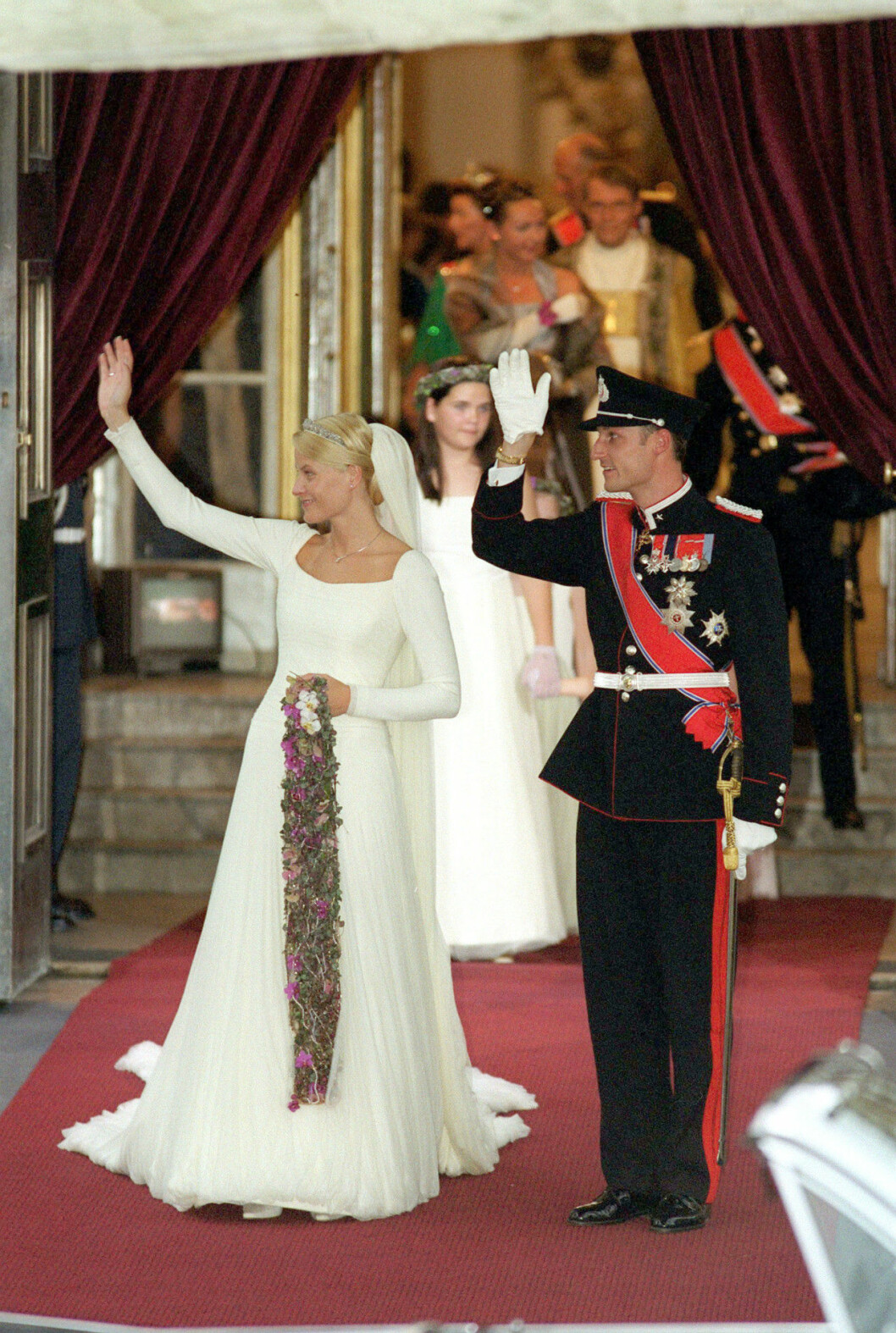 Norska kronprinsessan Mette-Marit i brudklänning från norska Ove Harder Finseth.