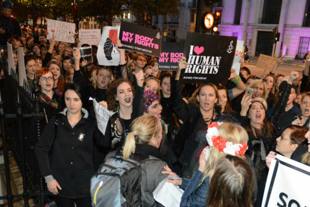 Hundratusentals kvinnor protesterade mot abortlagen i Polen. 