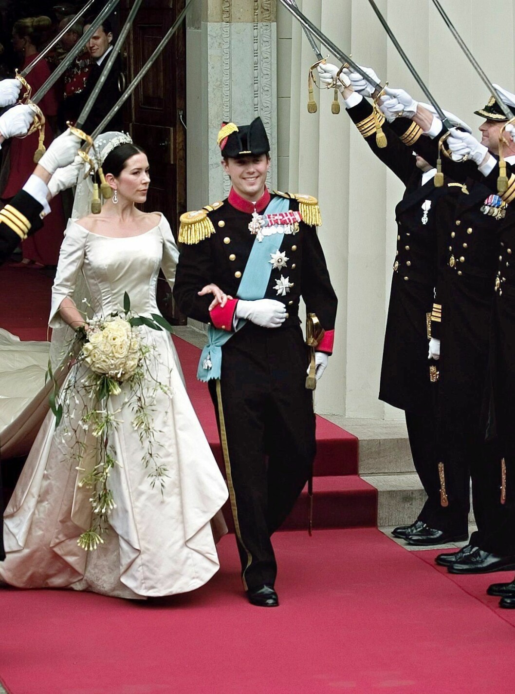 Danska kronprinsessan Mary bar brudklänning designad av Uffe Frank.