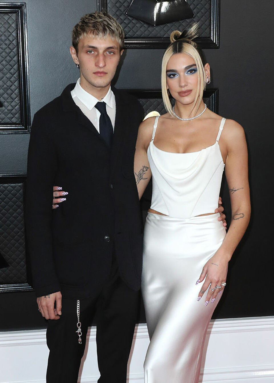 Dua Lipa och Anwar Hadid på Grammy Awards, 2020. Dua Lipa och Anwar Hadid på Grammy Awards, 2020.
