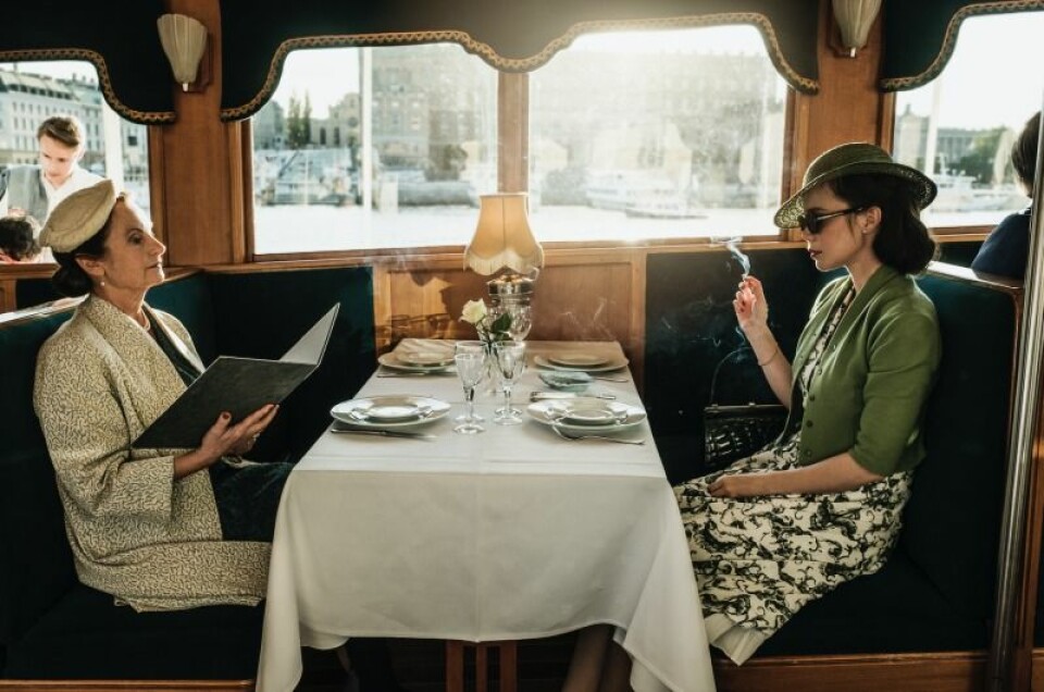 Suzanne Reuter som Helga Löwander och Hedda Stiernstedt i rollen som Nina Löwander. Suzanne Reuter som Helga Löwander och Hedda Stiernstedt i rollen som Nina Löwander.