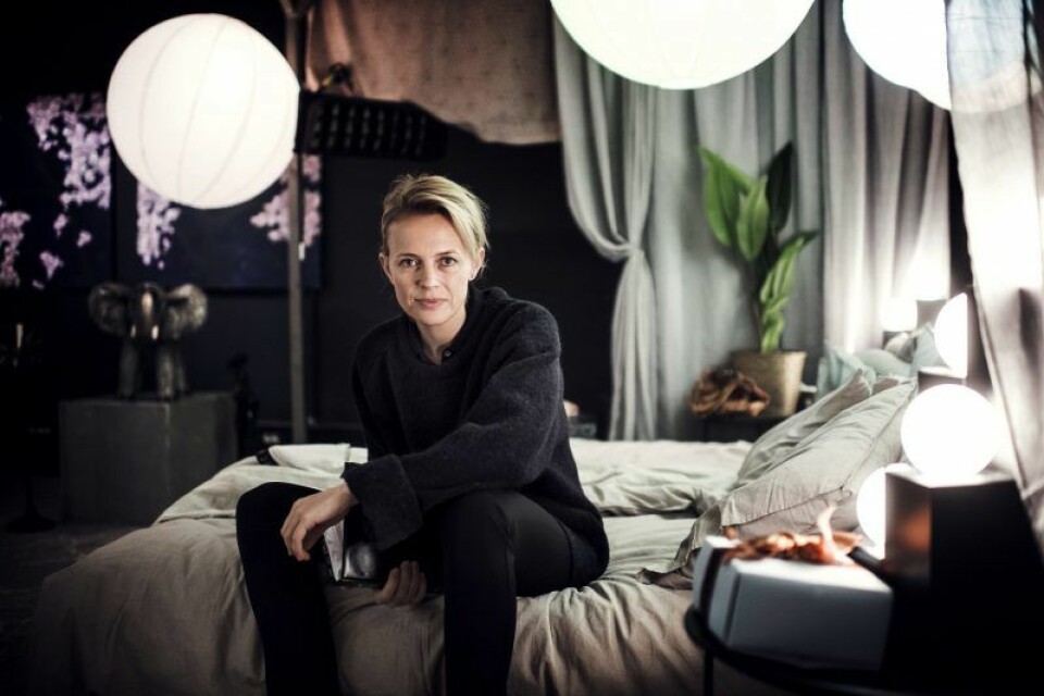 Josephine Bornebusch under inspelningarna av den andra säsongen av Älska mig. Josephine Bornebusch under inspelningarna av den andra säsongen av Älska mig.