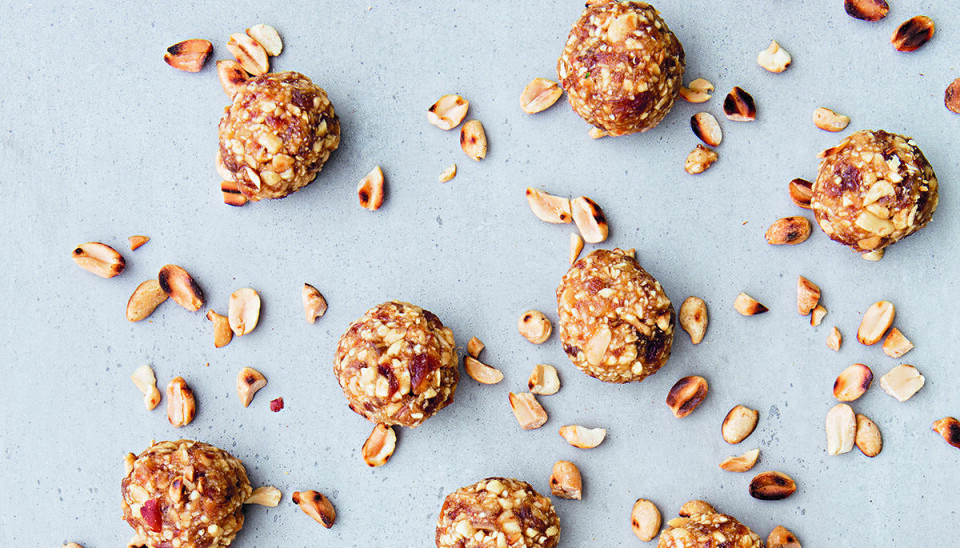 Recept: Sötsalta snickersbollar med tre ingredienser