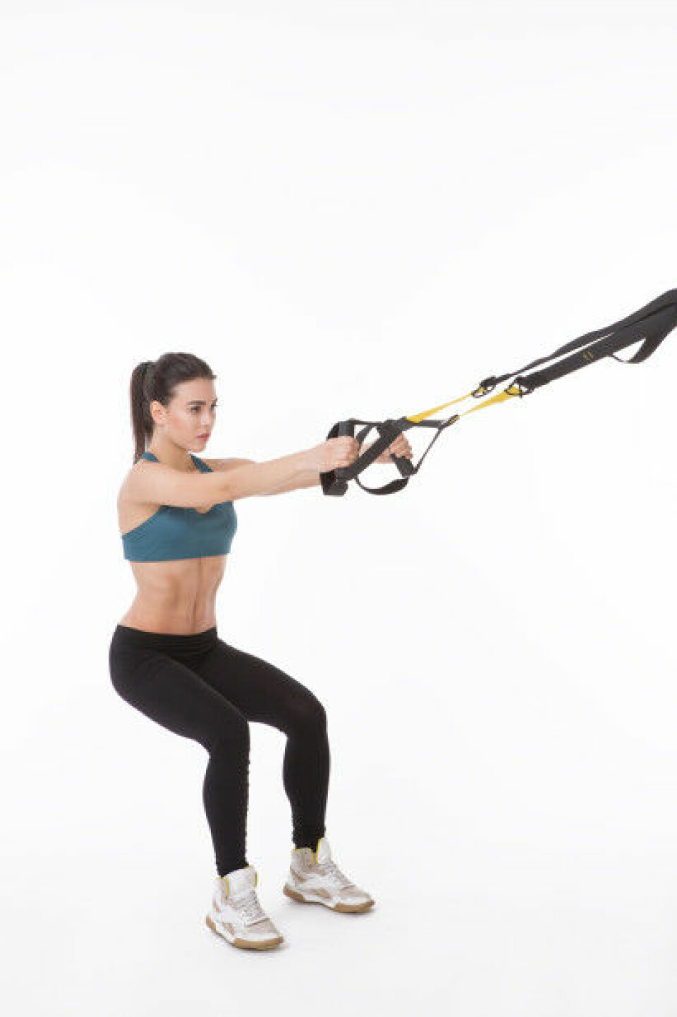 Gör squat med hjälp av TRX banden. Gör squat med hjälp av TRX banden.