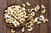 Cashewn&ouml;tter. Torrostade cashewn&ouml;tter inneh&aring;ller runt 5 gram protein per 30 gram n&ouml;tter. De &auml;r dessutom relativt billiga, l&auml;tta att ta med &ouml;verallt och f&ouml;rpacka i sm&aring; f&auml;rdiga snackp&aring;sar.