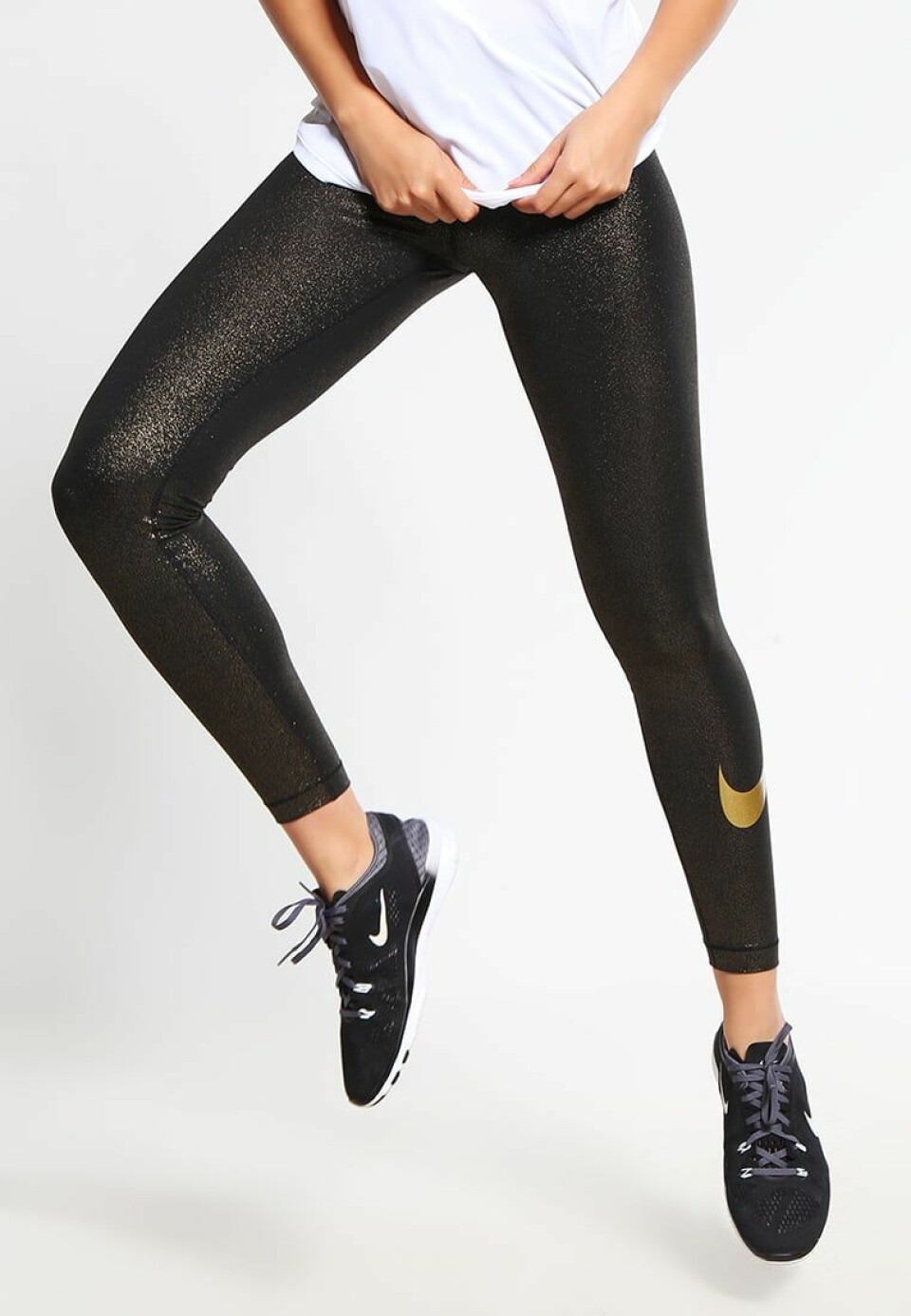 Gläns på nästa barre-pass i snygga träningstights med metallic och gulddetaljer från Nike.