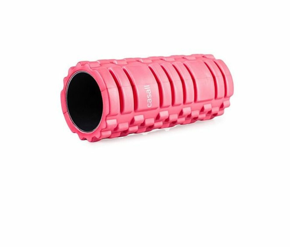 Köp en foam roller och rolla över rumpa och lår för att öka flexibiliteten och få igång blodcirkulationen. Rosa foam roller från Casall.