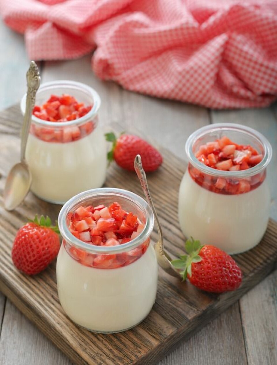 Recept: Yoghurtpannacotta med jordgubbar