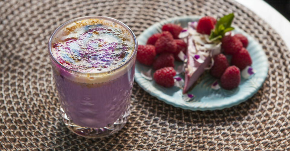 Så här gör du en unicorn-latte (och vad är egentligen grejen med regnbågsmat?)