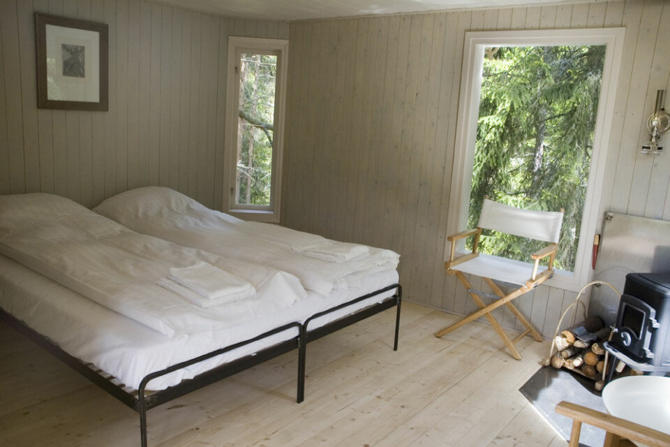 Insidan av en modern trädkoja på skogshotellet Urnatur. Foto: Urnatur. Insidan av en modern trädkoja på skogshotellet Urnatur. Foto: Urnatur.
