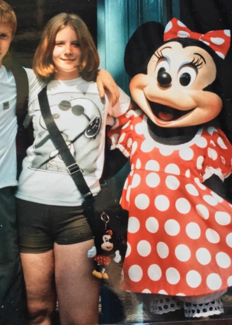 Maia när hon som 10-åring var på Disneyland strax efter att sjukdomen bröt ut. Det var sista sommaren hon gick i shorts och efter resan började hennes ätstörningsproblematik och självskadebeteende. Maia när hon som 10-åring var på Disneyland strax efter att sjukdomen bröt ut. Det var sista sommaren hon gick i shorts och efter resan började hennes ätstörningsproblematik och självskadebeteende.