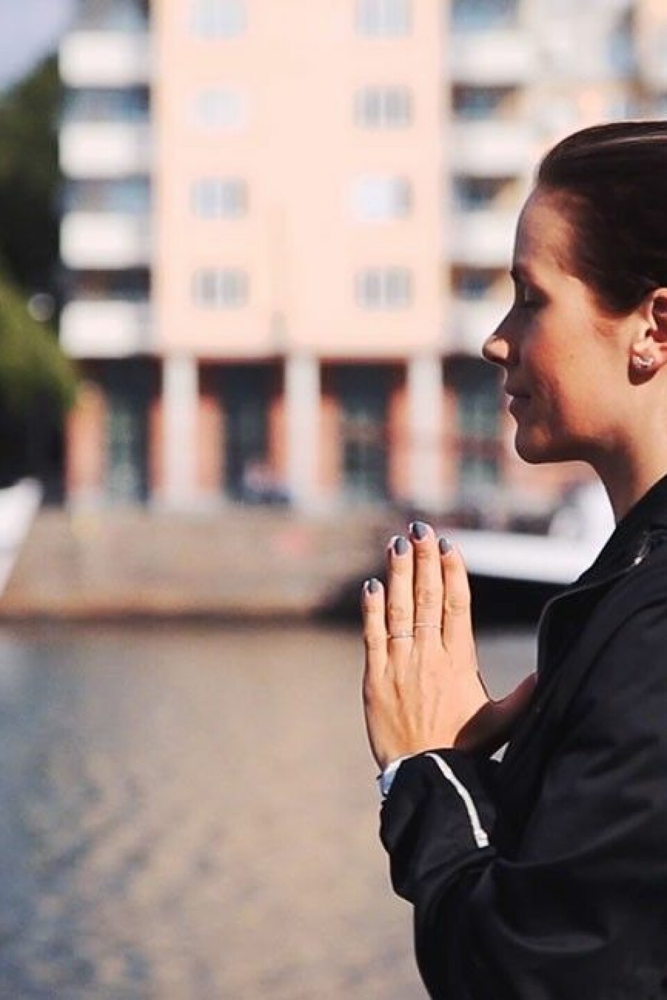 Kate Moss rörande klädhyllning till döde vännen David Bowie