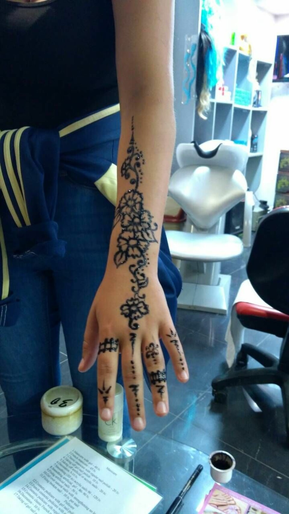Tindra gjorde en hennatatuering i Bulgarien. Tindra gjorde en hennatatuering i Bulgarien.