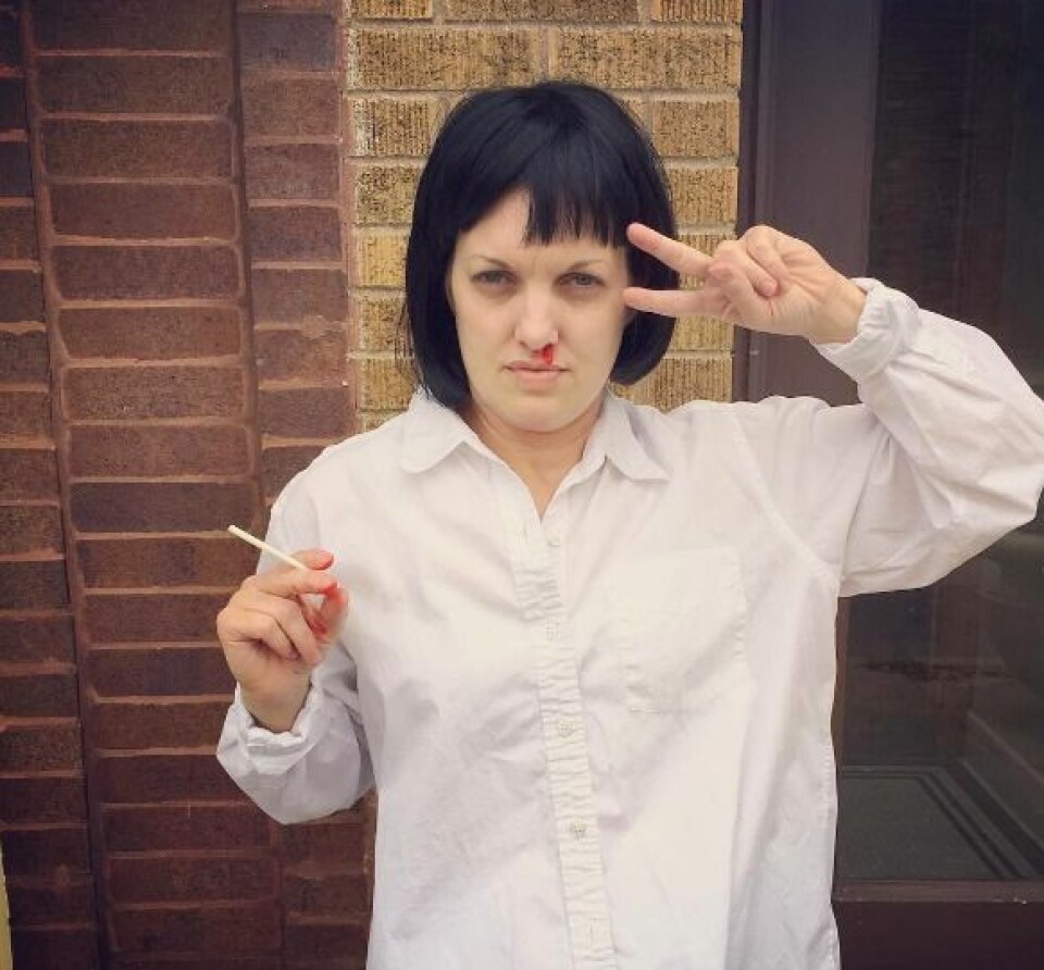 Mia Wallace från kultfilmen Pulp Fiction är en enkel och tacksam look att återskapa med en vit skjorta, svart peruk och lite låtsasblod.Källa.