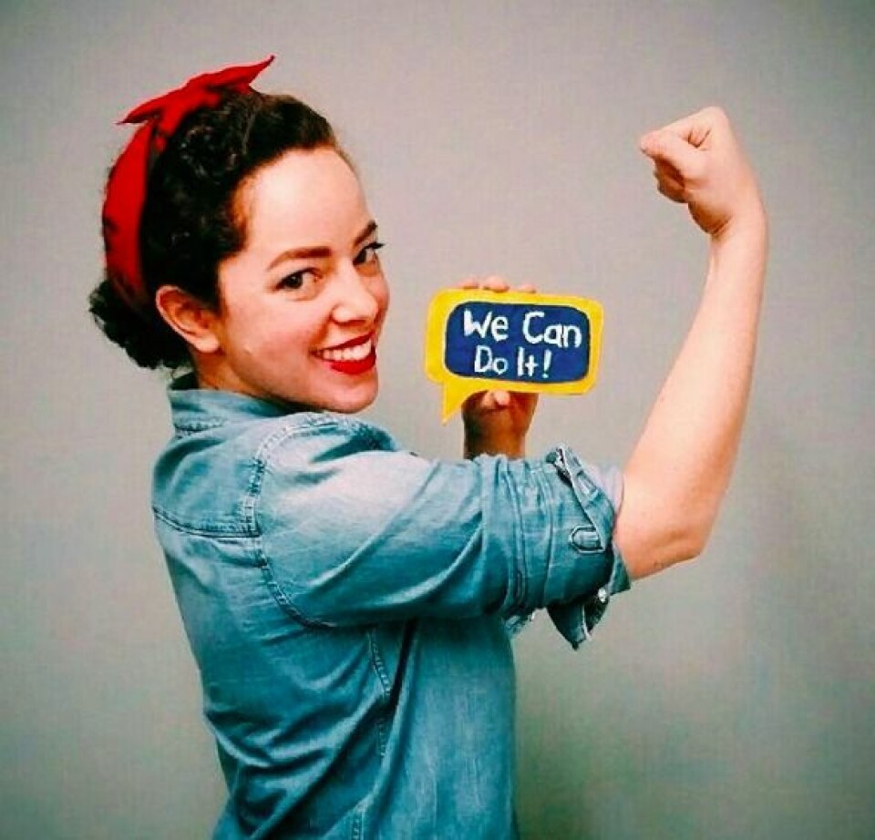 Klä ut dig till feministiska ikonen Rosie the Riveter med en jeansskjorta och ett hårband. Förbered dig på många photo ops!Källa.