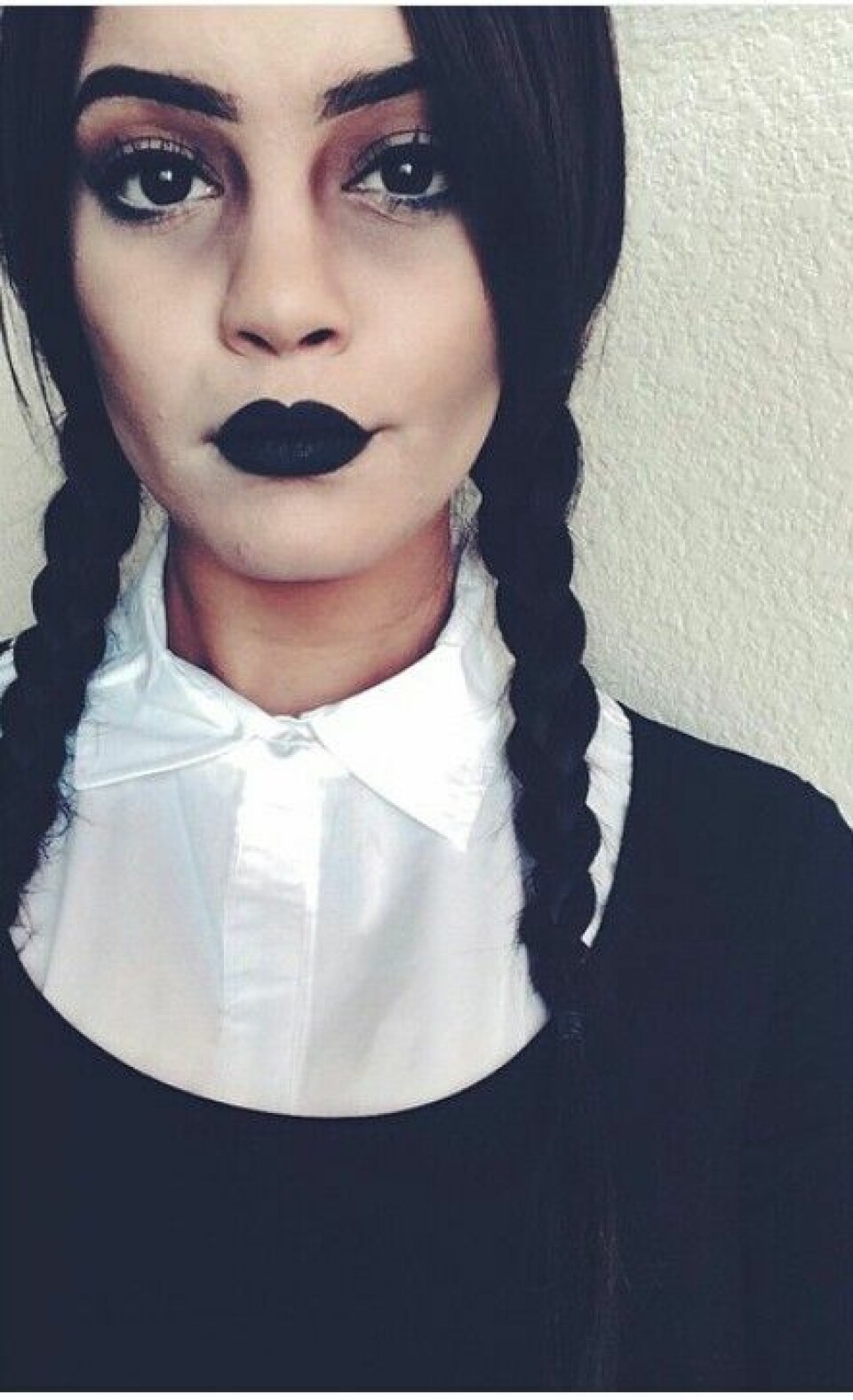 Wednesday i Familjen Addams är en helt perfekt karaktär om du har lite längre hår – och kräver egentligen inte att du köper någonting alls.Källa.