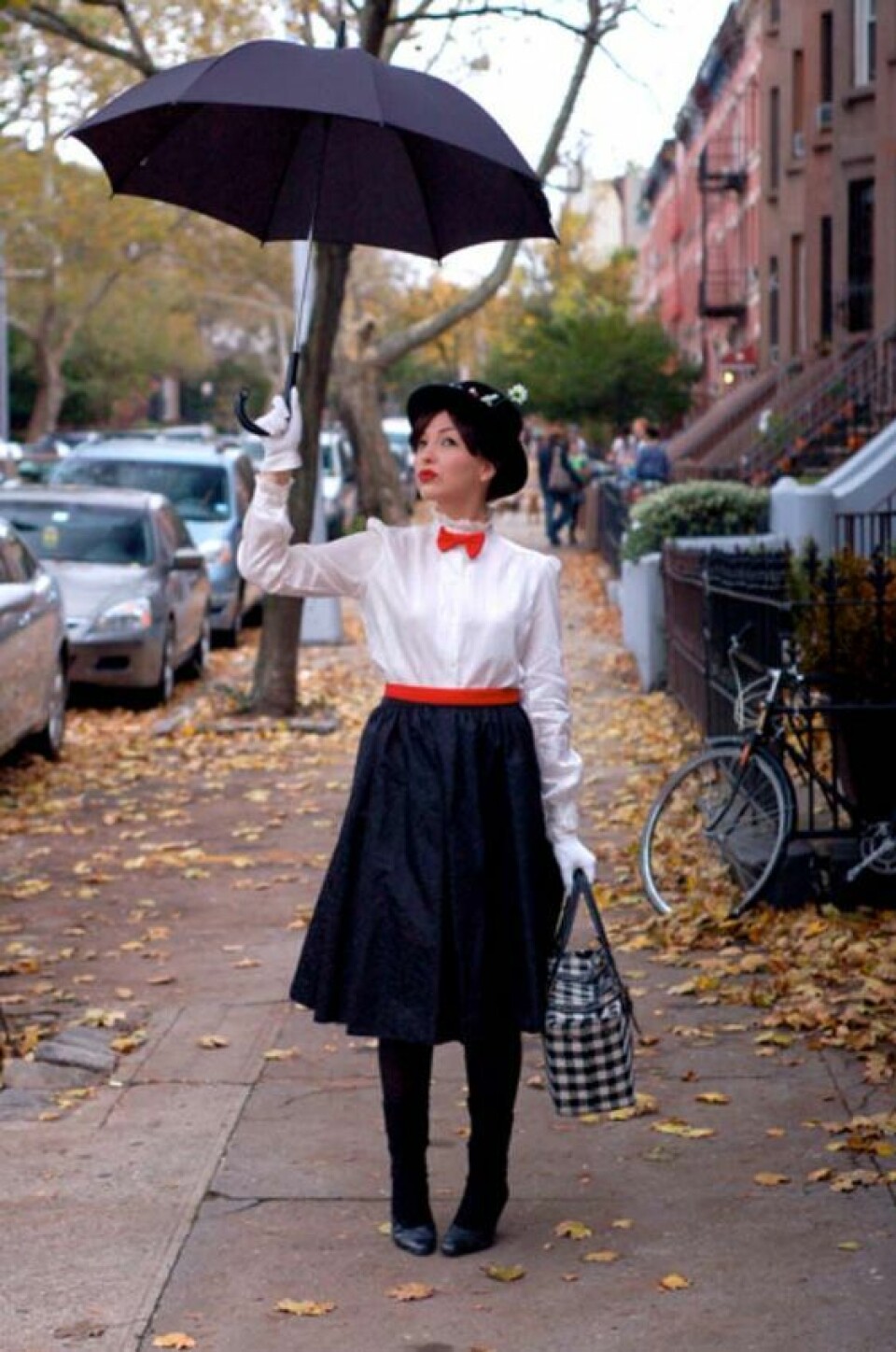Bli klassiskt Hollywood-snygg i en Mary Poppins-outfit. Dessutom enkel att göra då den i stort består av helt vanliga kläder. Förbered dig bara så du kan rabbla ”supercalifragilisticexpialidocious” utan att blinka.Källa.