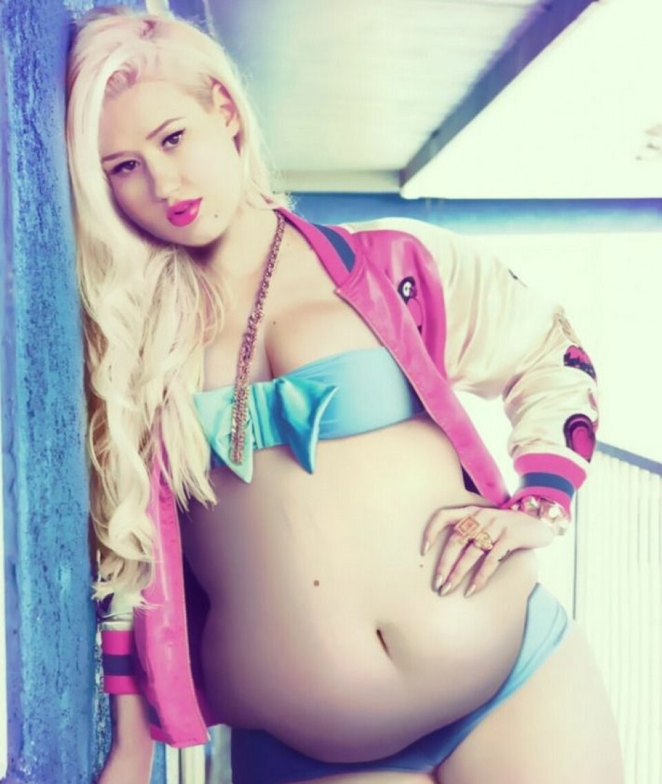 Kontroversiell konstnär gör kändiskvinnor till plus size