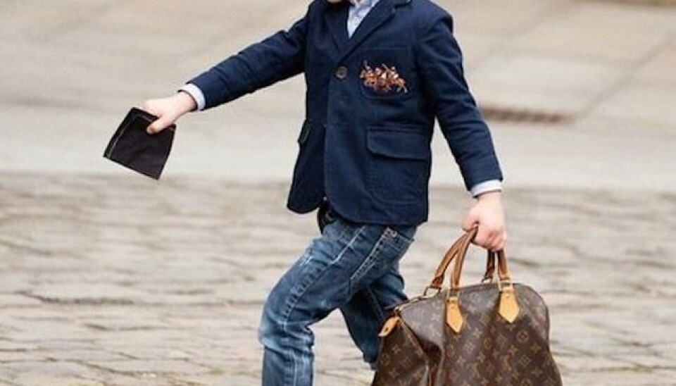 Angelina Jolie bar klänningen bak och fram