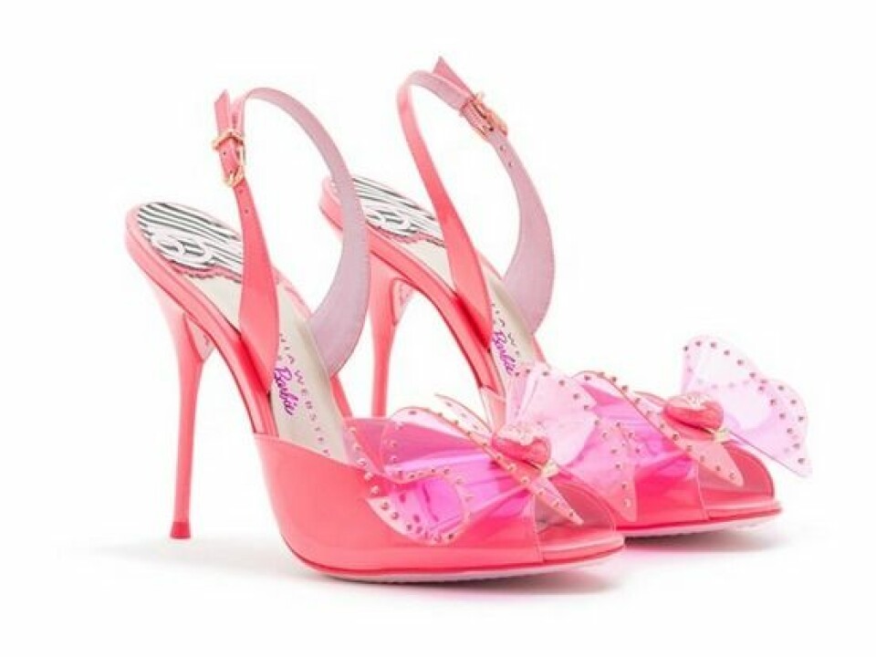 Designern lanserar skor i samarbete med Barbie
