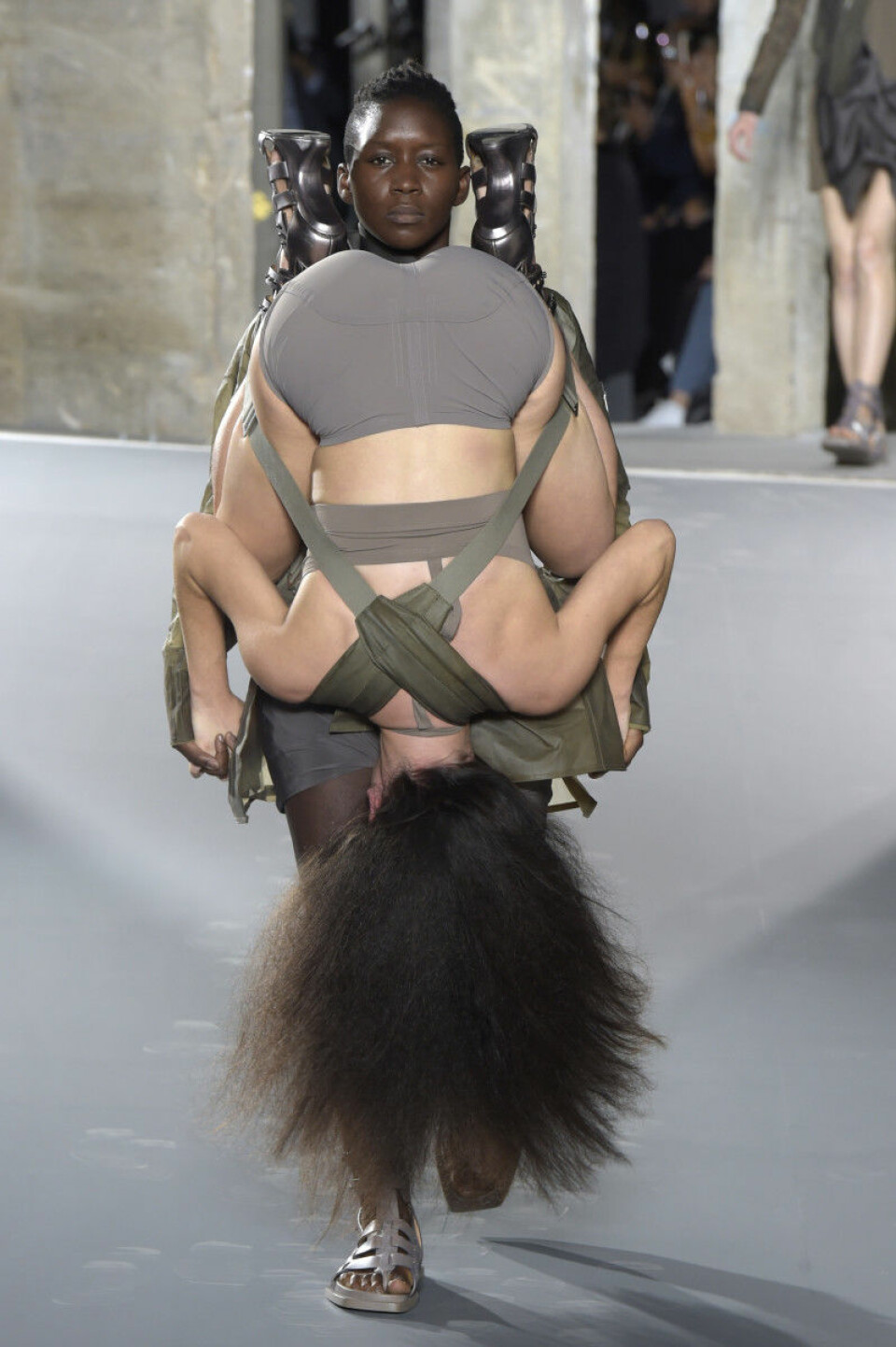 Rick Owens bjöd på årets märkligaste modevisning