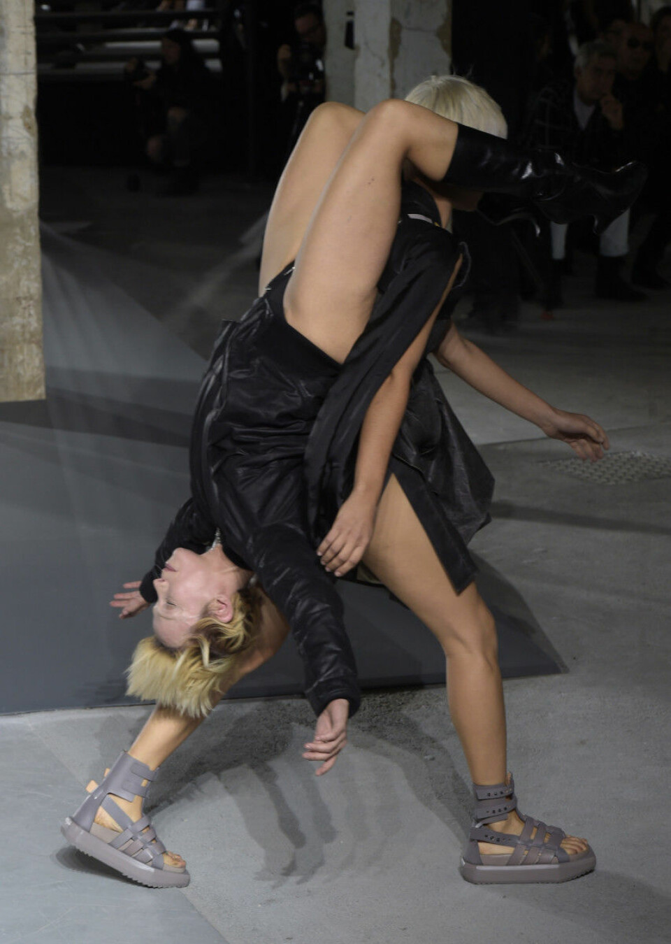 Rick Owens bjöd på årets märkligaste modevisning
