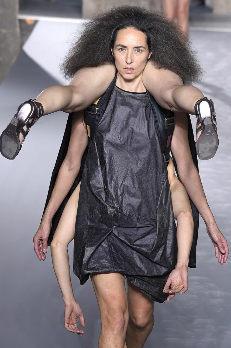 Rick Owens bjöd på årets märkligaste modevisning