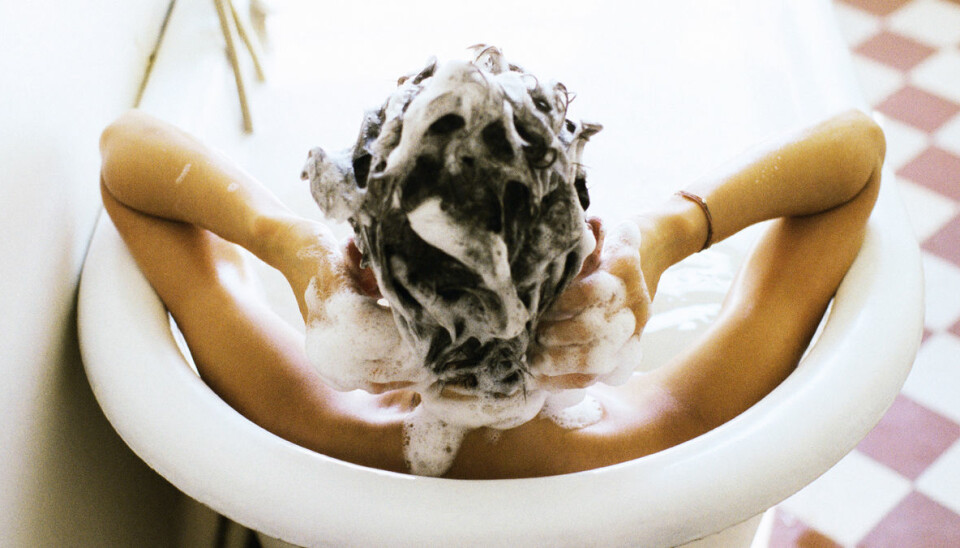 Därför ska du schamponera håret innan du duschar