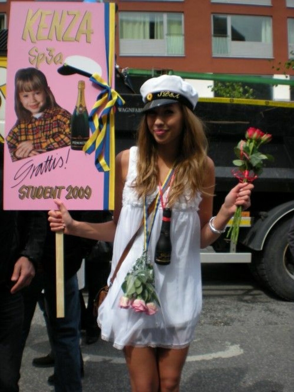 2009 tog Sveriges bloggdrottning Kenza studenten. 2009 tog Sveriges bloggdrottning Kenza studenten.