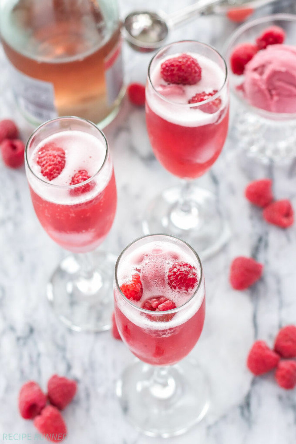 Så gör du läckra bellinin – med hallonsorbet och cava