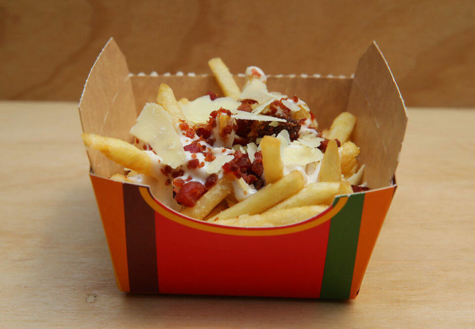 Vad sägs om en låda med pommes frites indränkt i caesardressing med både bacon och parmesan strösslat ovanpå? Vad sägs om en låda med pommes frites indränkt i caesardressing med både bacon och parmesan strösslat ovanpå?