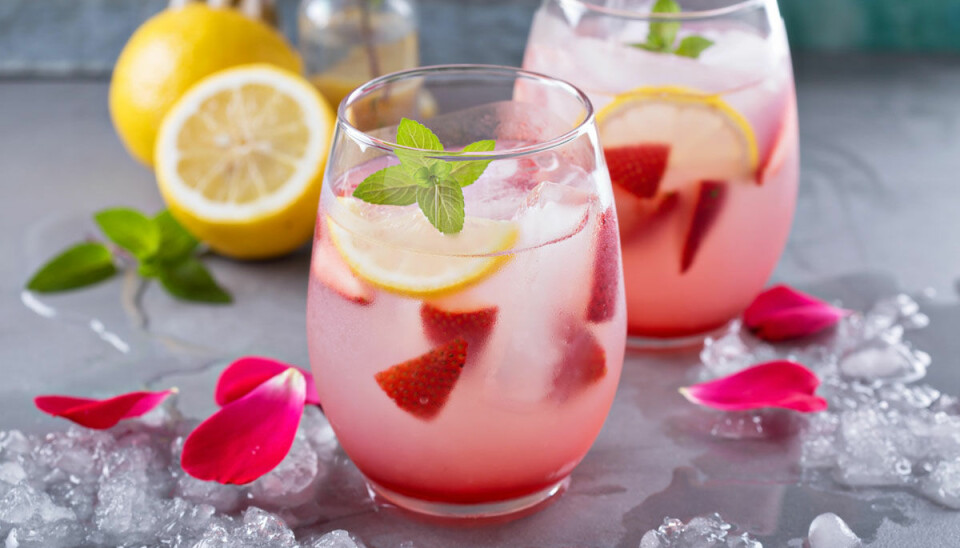 Fixa fruktig sangría med rosévin och jordgubbar