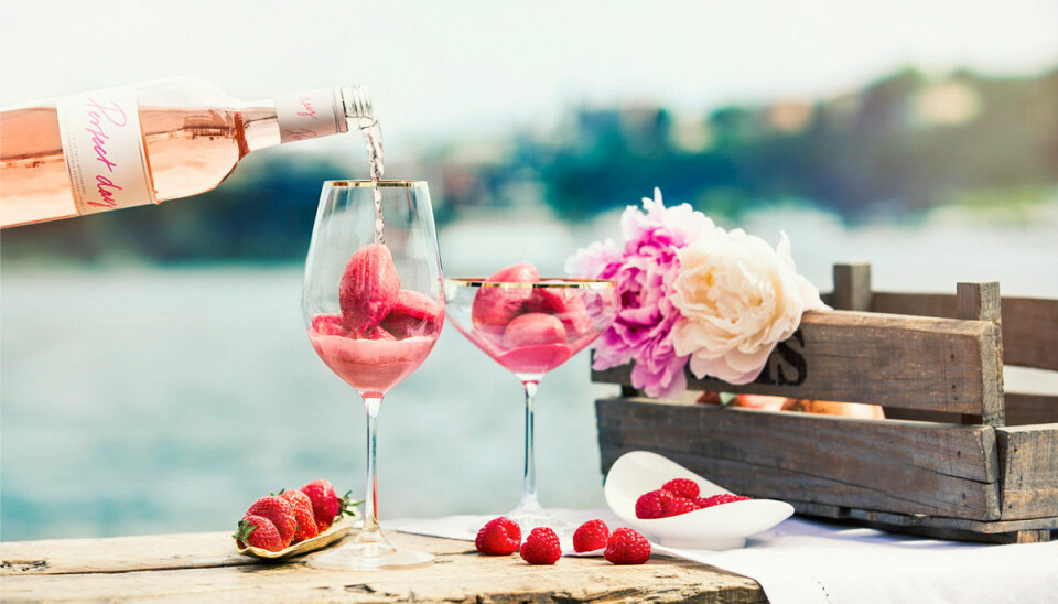 Premiär! Så gör du årets godaste (och enklaste) rosévinsorbet