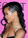 Rihanna har också en riktigt snygg, lite försiktig tatuering på halsen.