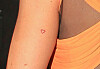 Alla Kylie Jenners tatueringar är röda, här är bland annat ett litet hjärta på baksidan av armen.