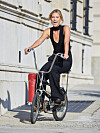Karlie Kloss visar upp sommarens bästa accessoar: cykeln.