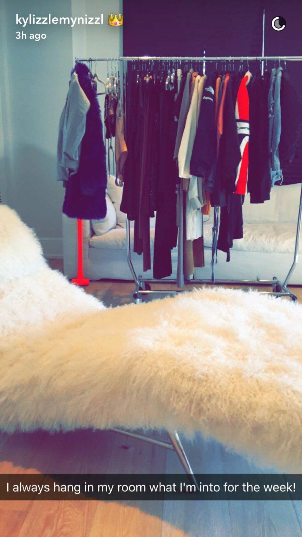 Kylie Jenner bjuder på en hel del bilder från sitt hem (läs: sin garderob) på Snapchat. Kylie Jenner bjuder på en hel del bilder från sitt hem (läs: sin garderob) på Snapchat.