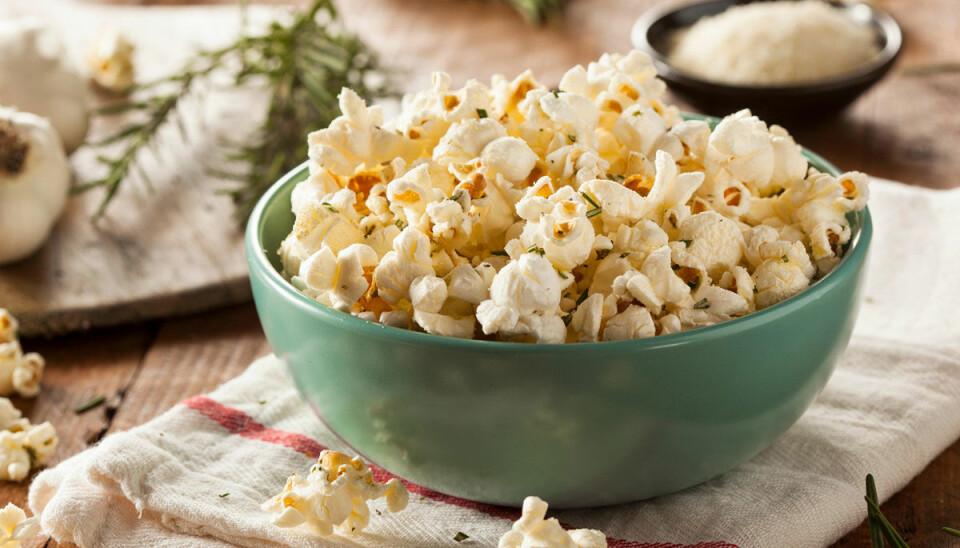 Recept: Popcorn med parmesan, vitlök och basilika