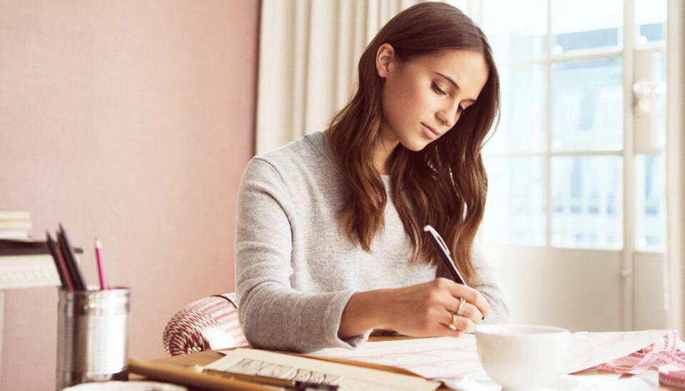 Alicia Vikander designar årets rosa band
