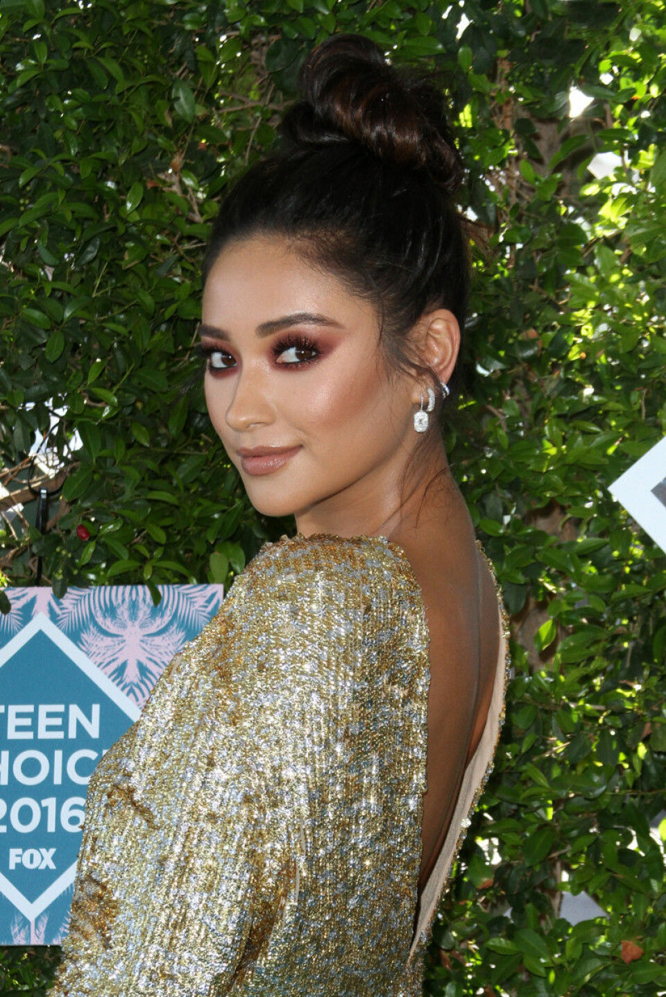 Den senaste tiden har det varit inne att sätta upp halva håret i en bulle. Men varför inte gå all in? En perfekt frisyr för dagar när ditt hår inte alls vill!