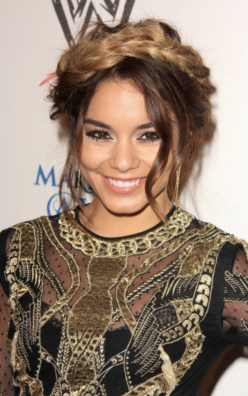 Flätor är verkligen trendigt just nu. Varför inte fläta in luggen, eller gör som Vanessa Hudgens och fläta ihop allt?