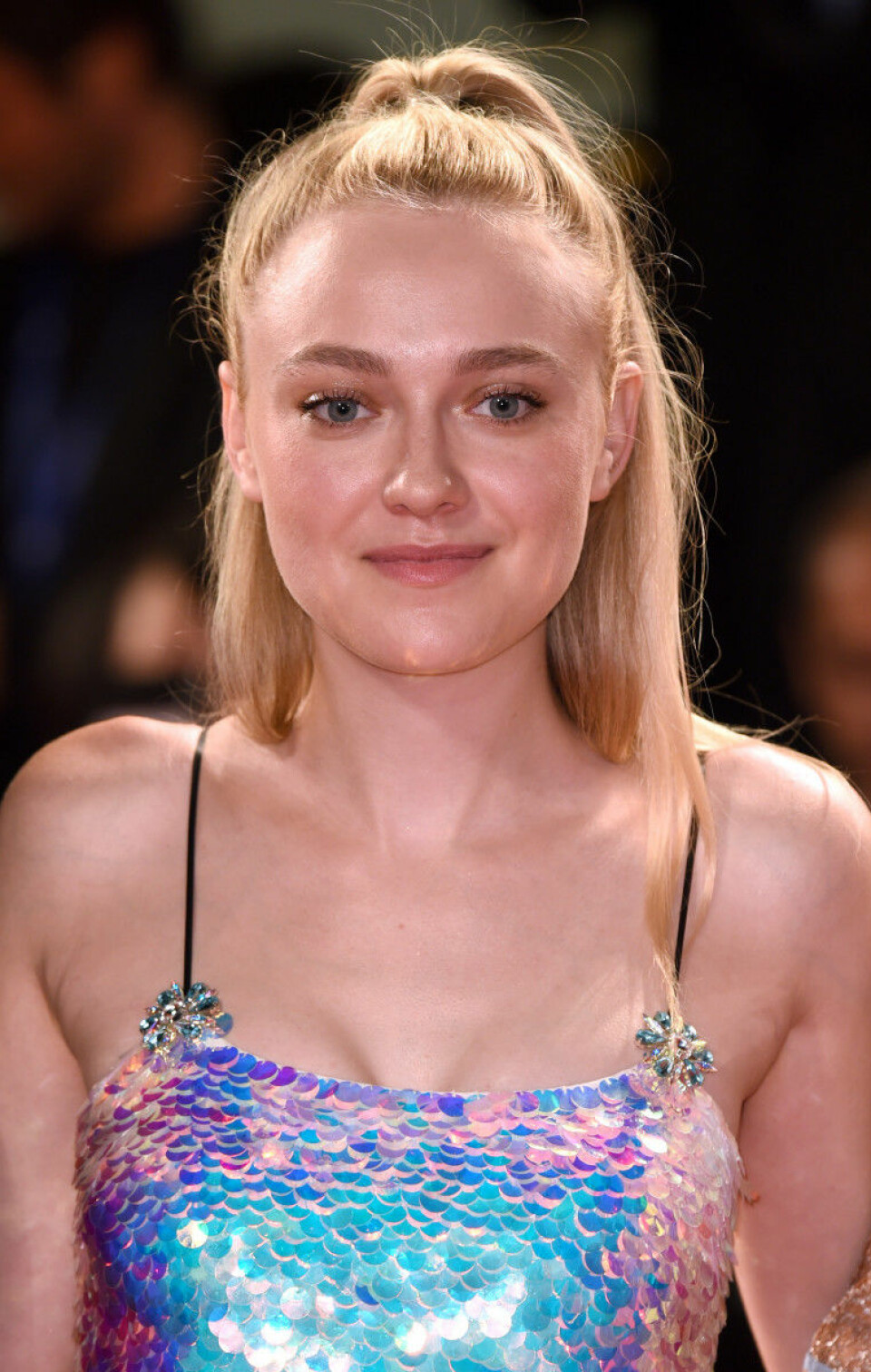 Den trendiga halvuppsättning fortsätter. Men istället för en bulle, kör på en enkel hästsvans!