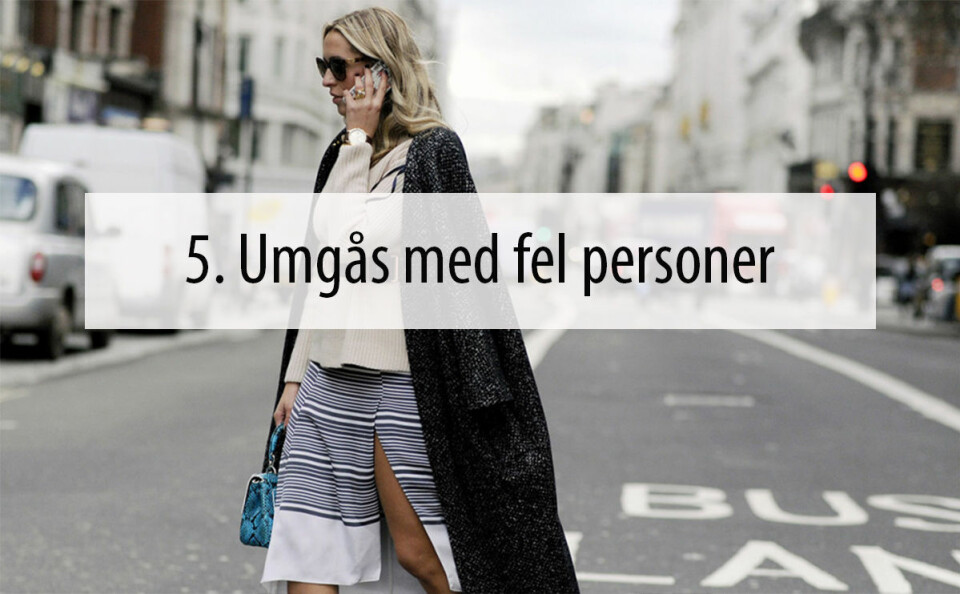 Något som många framgångsrika personer har gemensamt är att de vet vikten i att omge sig med vänner som peppar dig och får dig att tro på dig själv. Lägg inte tid pp personer som får dig att känna dig osäker. Det kommer bara göra det svårare för dig att nå ditt drömjobb.