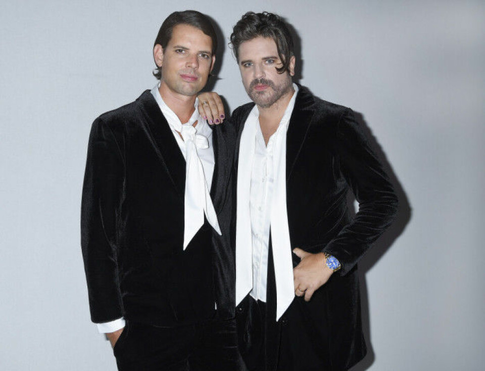 Alex Schulman tillsammans med poddkollegan Sigge Eklund på modevisning. Alex Schulman tillsammans med poddkollegan Sigge Eklund på modevisning.