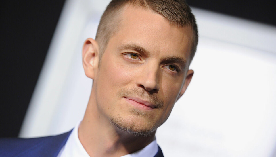 På lördag kan du hänga med Joel Kinnaman – live!