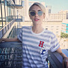 Skådespelerskan Emma Roberts ska rösta på Clinton och har även lagt ut bild på sig själv iklädd en Hillary-tröja på sin Instagram.