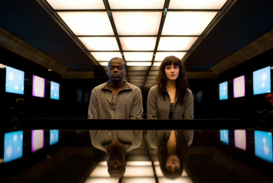 Black mirror. En brittisk, psykologisk thriller som på olika sätt handlar om en framtid där ny teknik har påverkat våra liv. Varje avsnitt är helt fristående och handlar om helt olika personer och platser. De första två säsongerna bestod enbart av tre avsnitt men i slutet av oktober i år släpptes sex nya på Netflix. Emellanåt är den riktigt obehaglig och ofta kommer en twist mot slutet som man mycket sällan kan förutse.