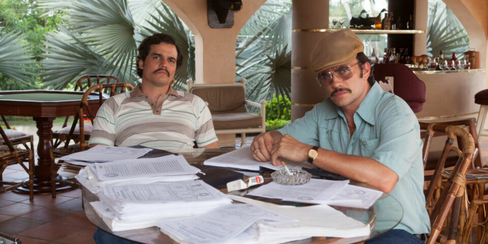 Narcos. Den amerikanska tv-serien om knarkkungen Pablo Escobars liv hade premiär på Netflix under 2015. I september släpptes andra säsongen. Serien utspelar sig mestadels i Colombia och på spanska berättar den om sanna berättelsen om hur Pablo byggde upp sitt kokainimperium – och hur det föll. Serien är även förlängd med ytterligare två säsonger. Narcos är oerhört spännande och även om man känner till historien är det ofta man blir överraskad när man faktiskt inser vilken makt Pablo hade över Colombia.