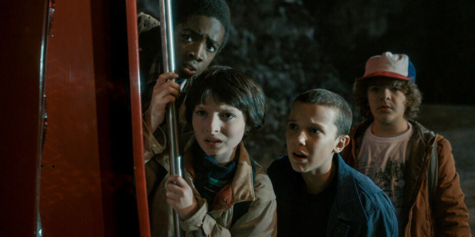 Stranger things. Den amerikanska science fiction-horror-serien utspelar sig i 1980-talets USA och är fullpackad med referenser till populärkultur från den tiden. Historien handlar om hur en ung pojke mystiskt försvinner en natt. Mer än så borde du inte veta när du trycker på play för den här serien tjänar på att du inte vet någonting och låter mysteriet nysta upp sig framför dig. Men ta med en kudde för det blir riktigt otäckt – och serien har kanske de bästa barnskådespelarna någonsin.